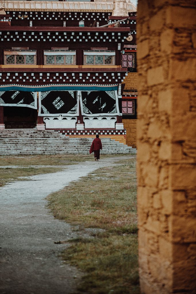 西藏色达佛学院中的一个喇嘛