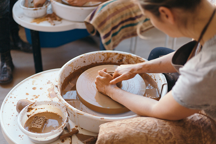 制作陶器的女工人
