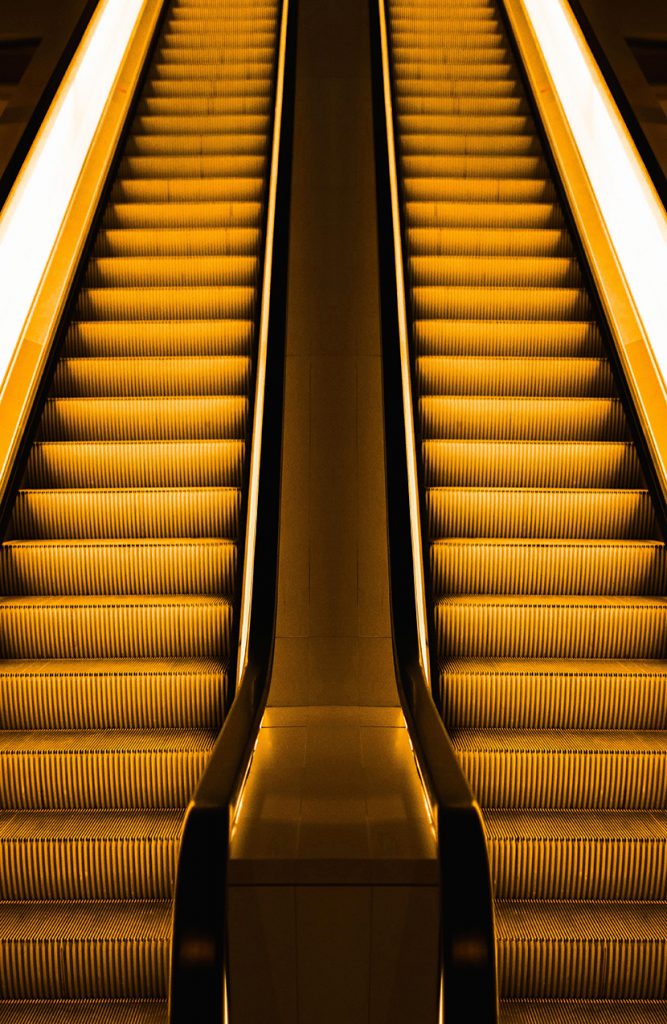 金黄色的电梯