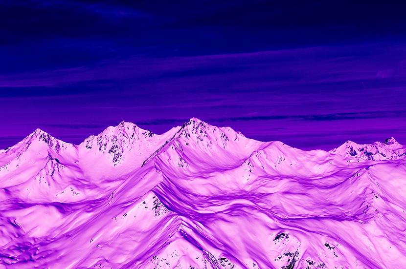 紫红色的雪山