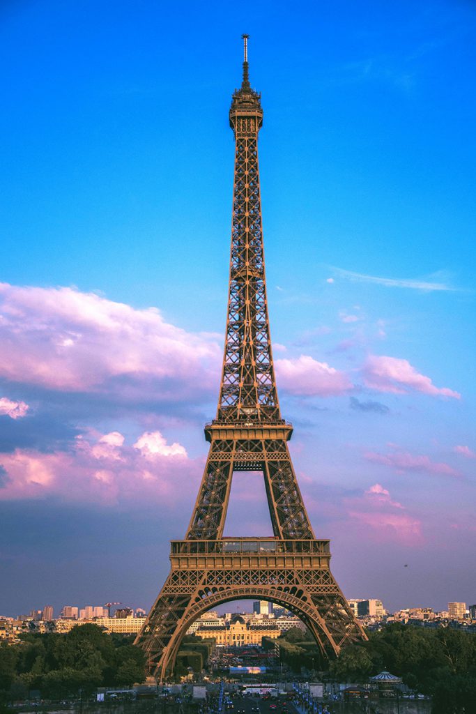 巴黎埃菲尔铁塔全景图
