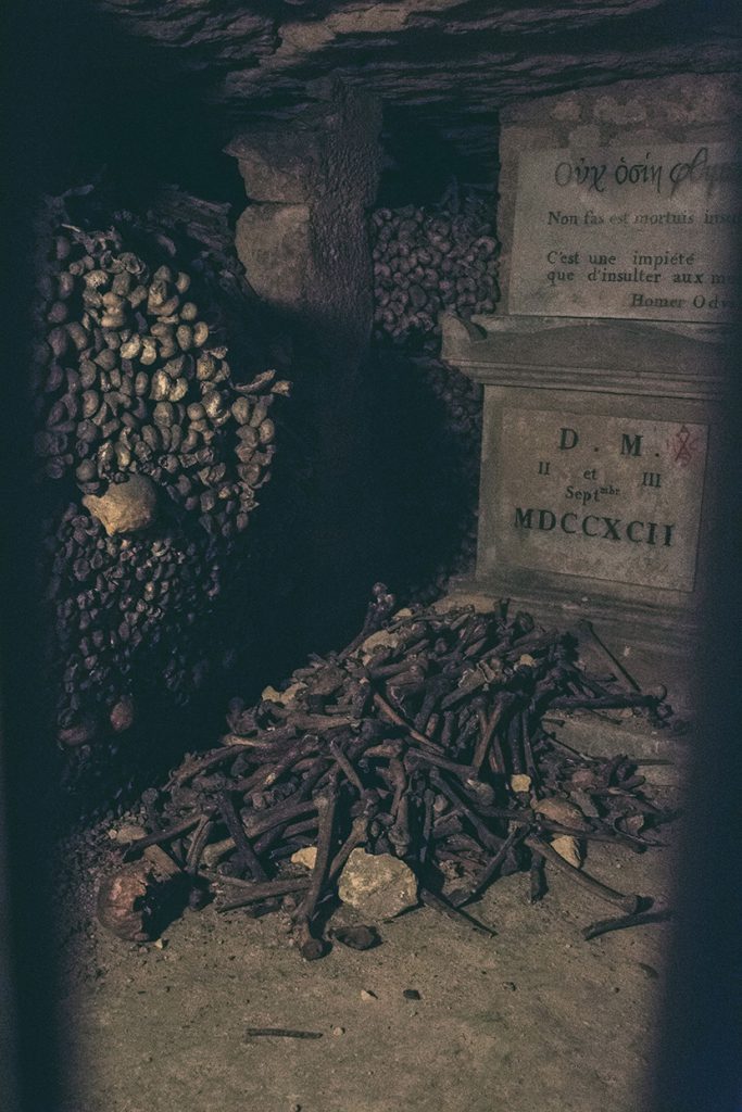 巴黎地下墓穴中的骷髅人体骸骨