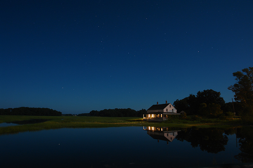 夜幕星空下的湖边小屋