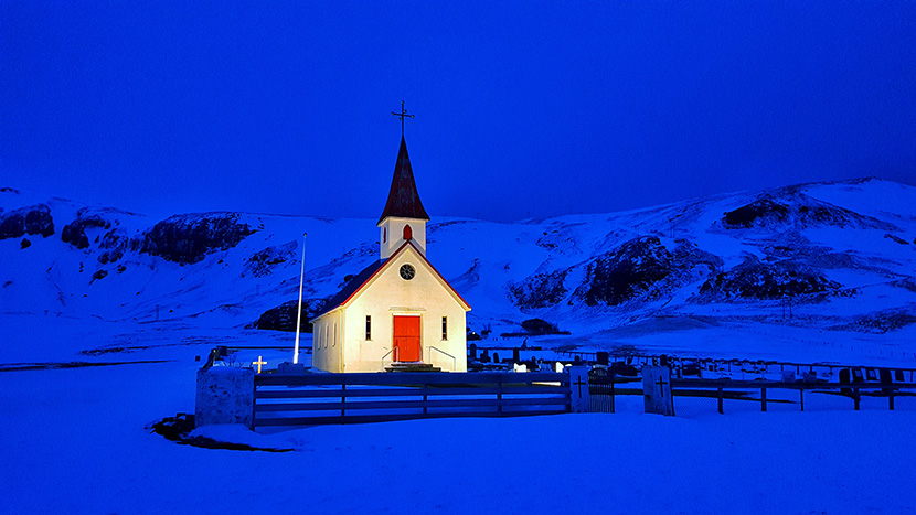 冰天雪地里的白色小教堂
