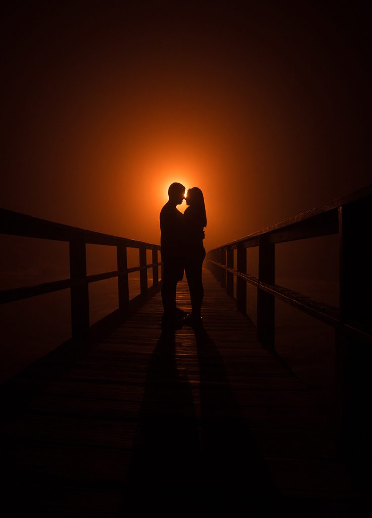 夕阳下桥上的情侣