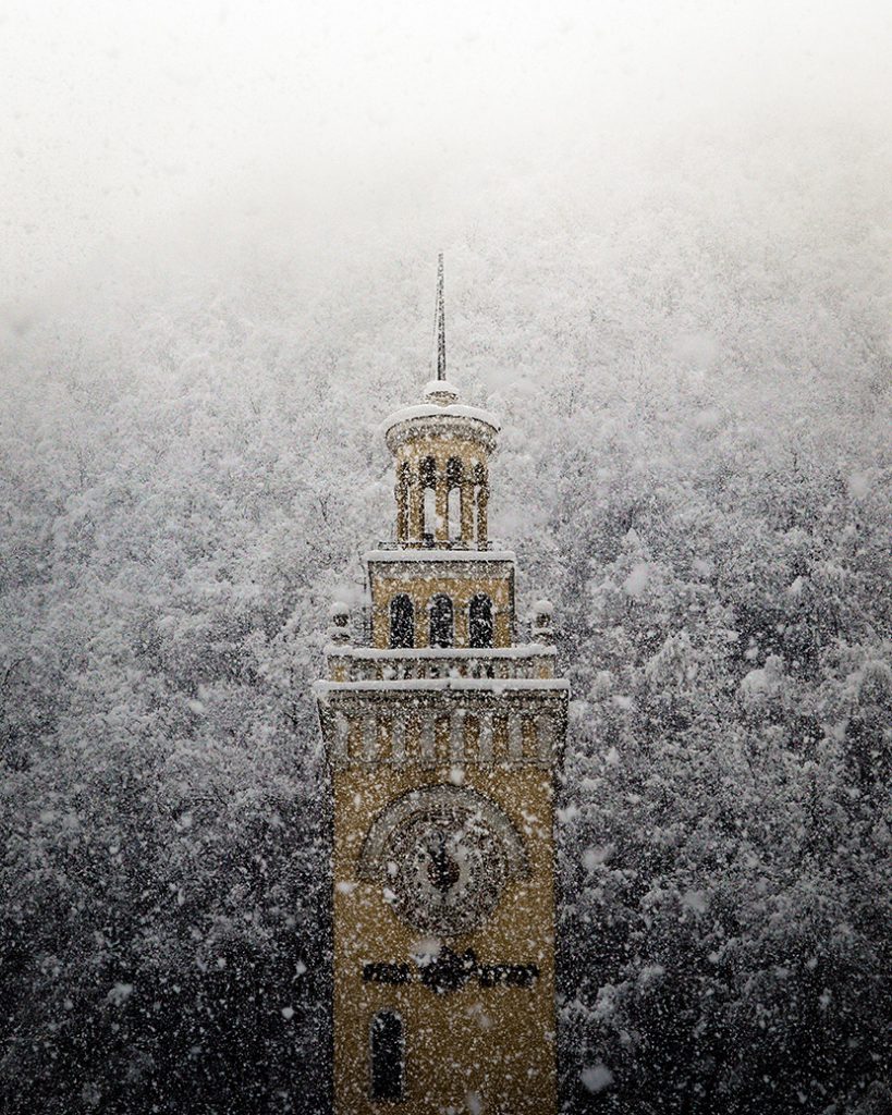 大雪中的钟楼