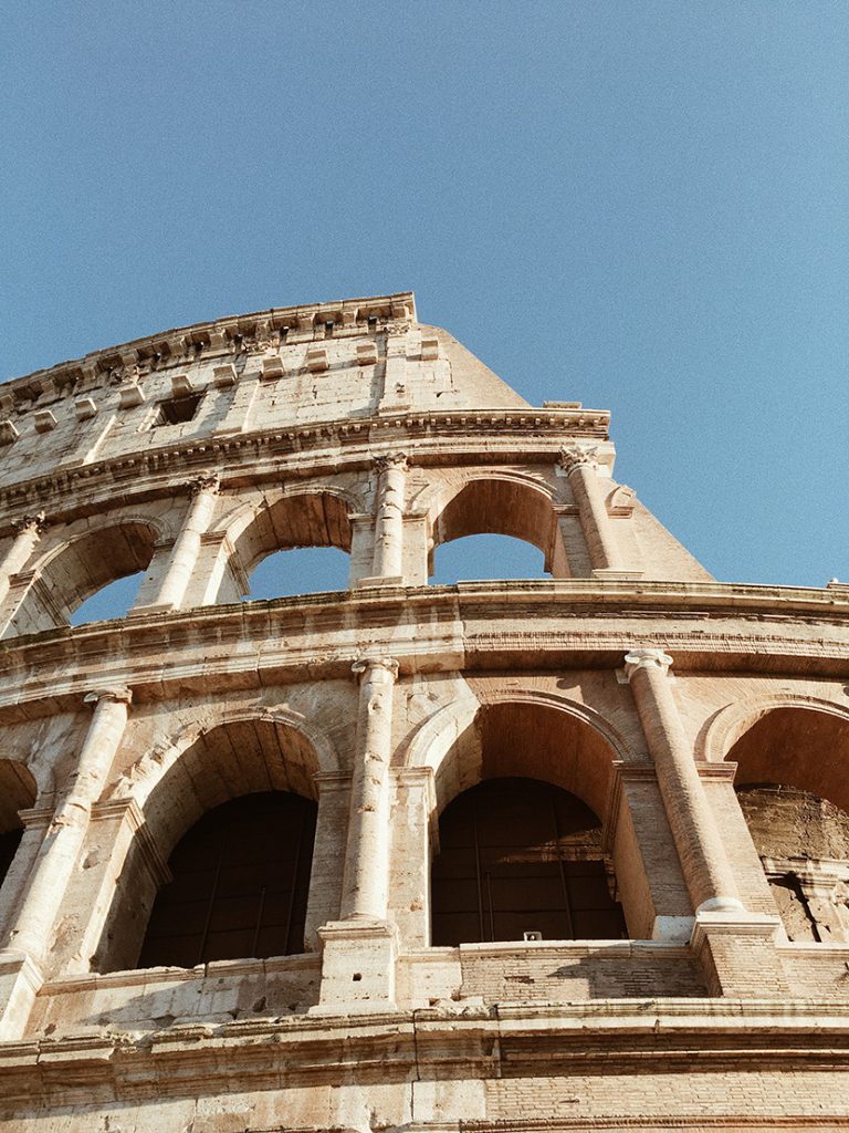 罗马斗兽场Colosseo弗拉维圆形剧场是古罗马帝国专供奴隶主、贵族和自由民观看斗兽或奴隶角斗的地方。