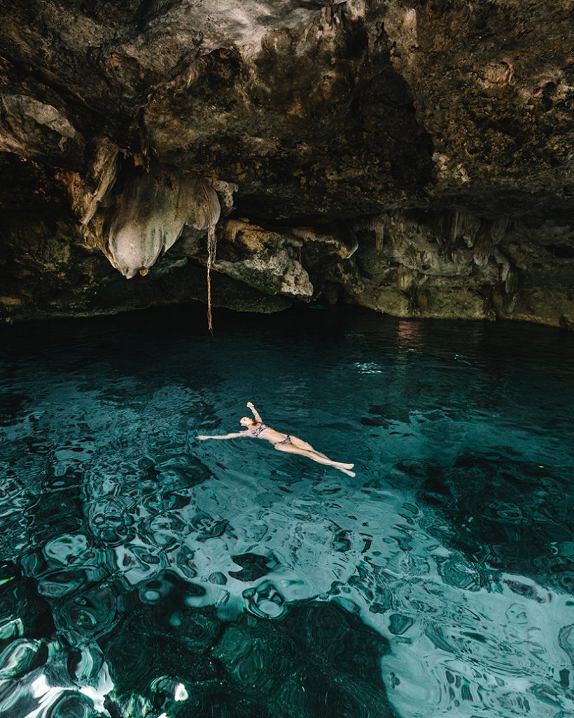 在洞穴中游泳的女人