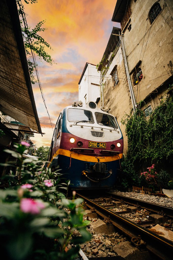 穿行区居民住宅小区之间的火车越南