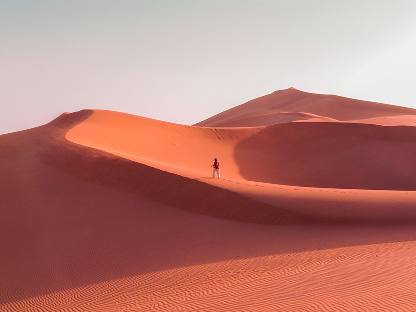 沙漠中行走着的男人