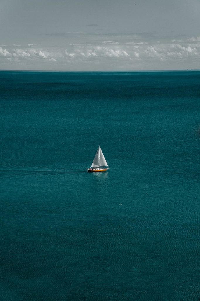 蔚蓝大海上的一艘孤帆
