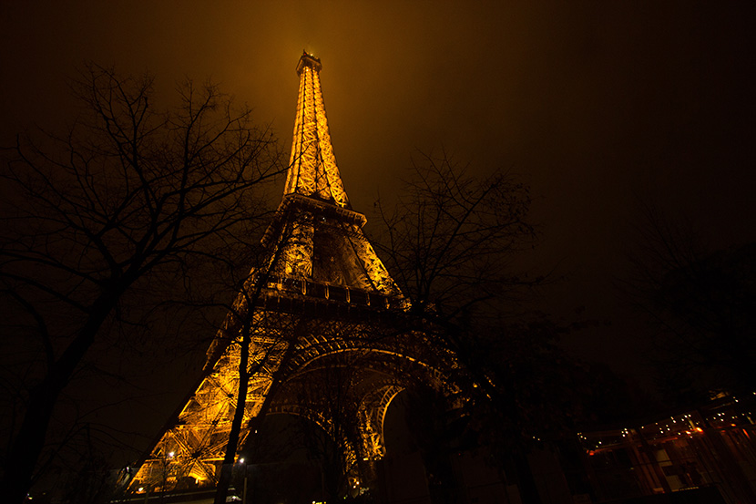 法国巴黎艾菲尔铁塔金黄色的夜景