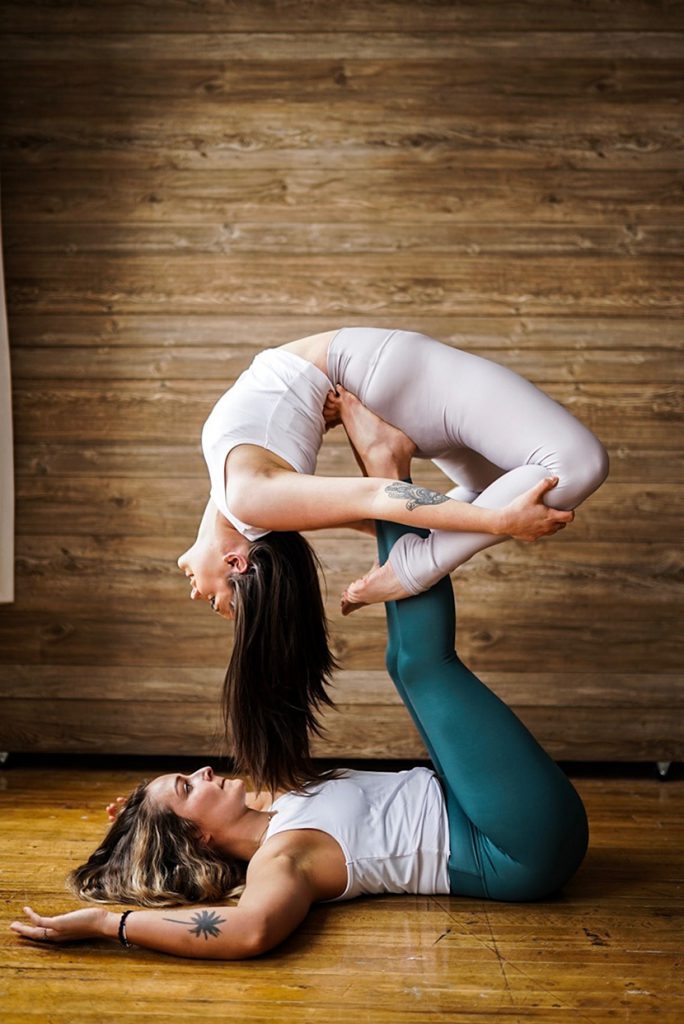 练习瑜伽的两个女人