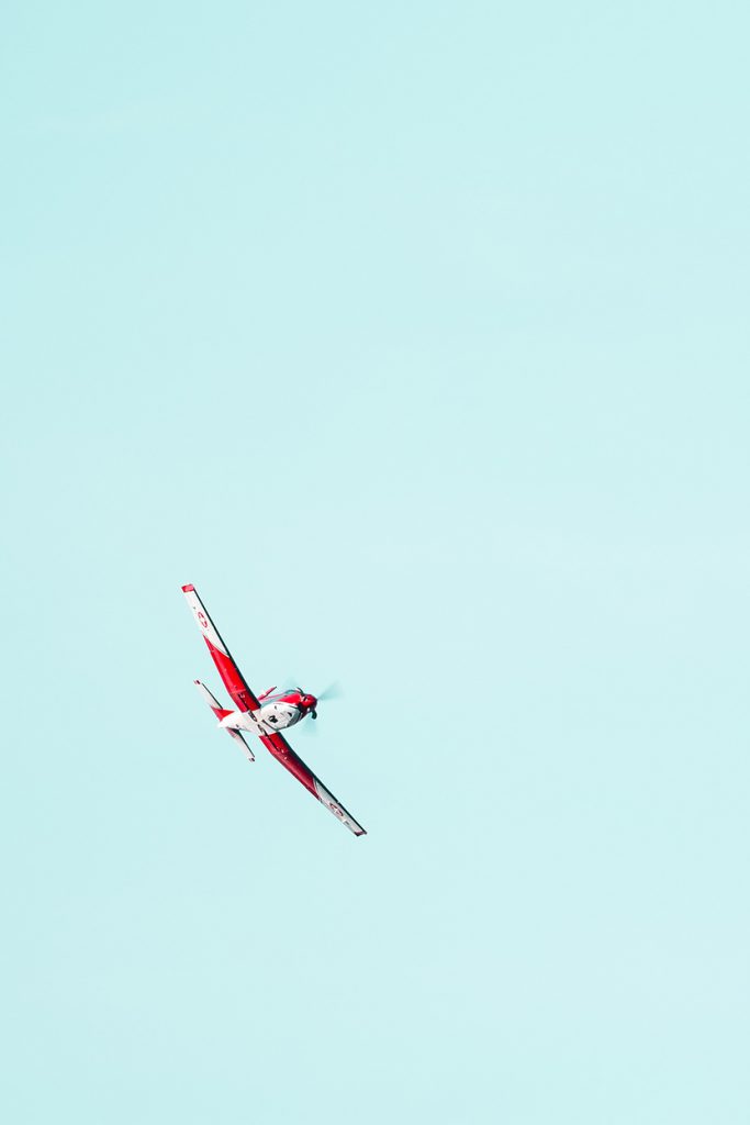 蓝天下红色的表演飞机