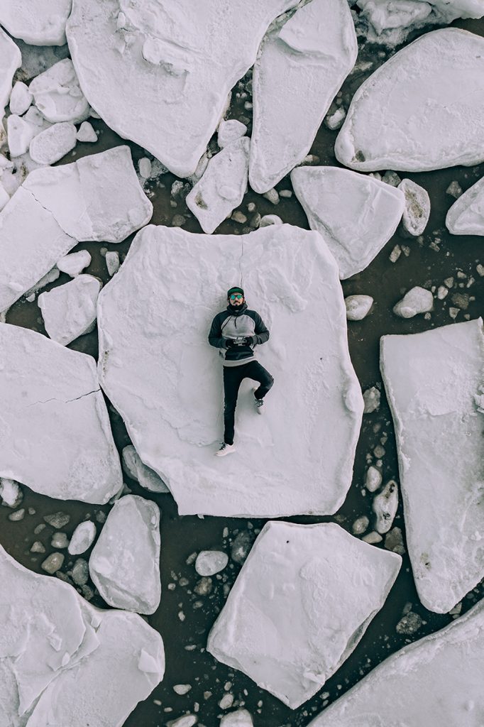躺在浮冰上玩无人机的男人