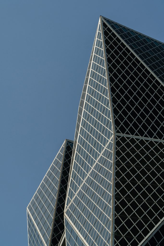 现代玻璃幕墙的几何体高层建筑