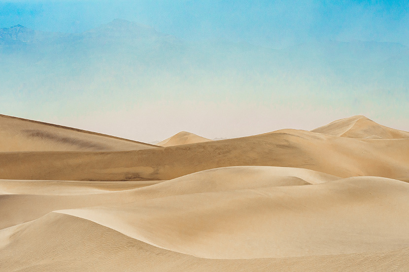蓝天下的沙漠沙丘