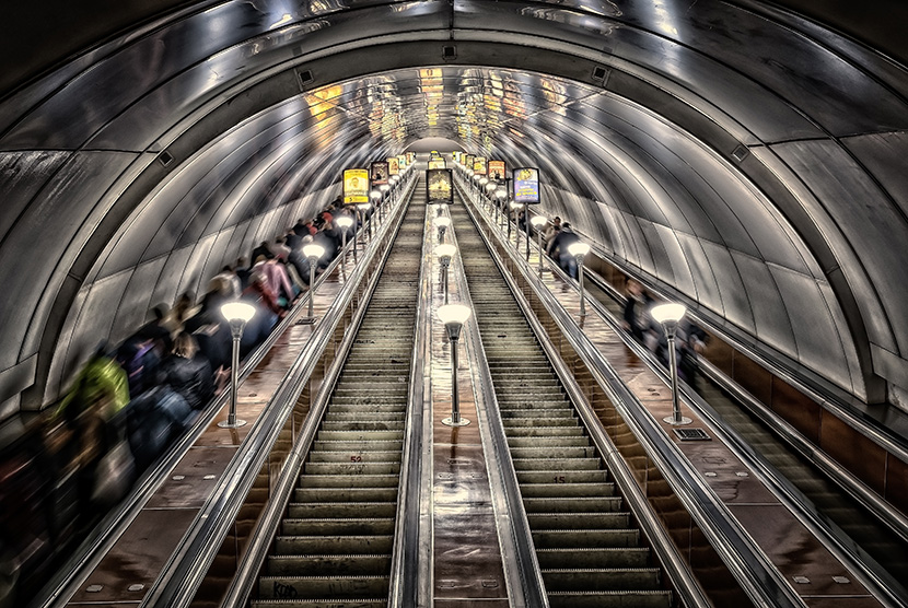 地铁隧道里没有一个人走楼梯