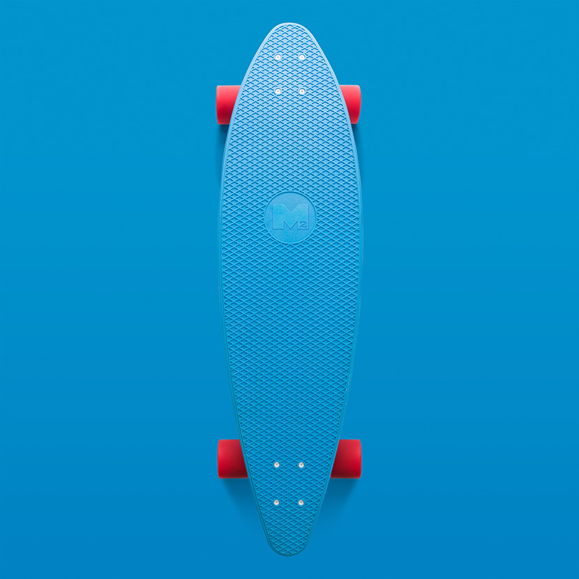 蓝色背景上的蓝色滑板