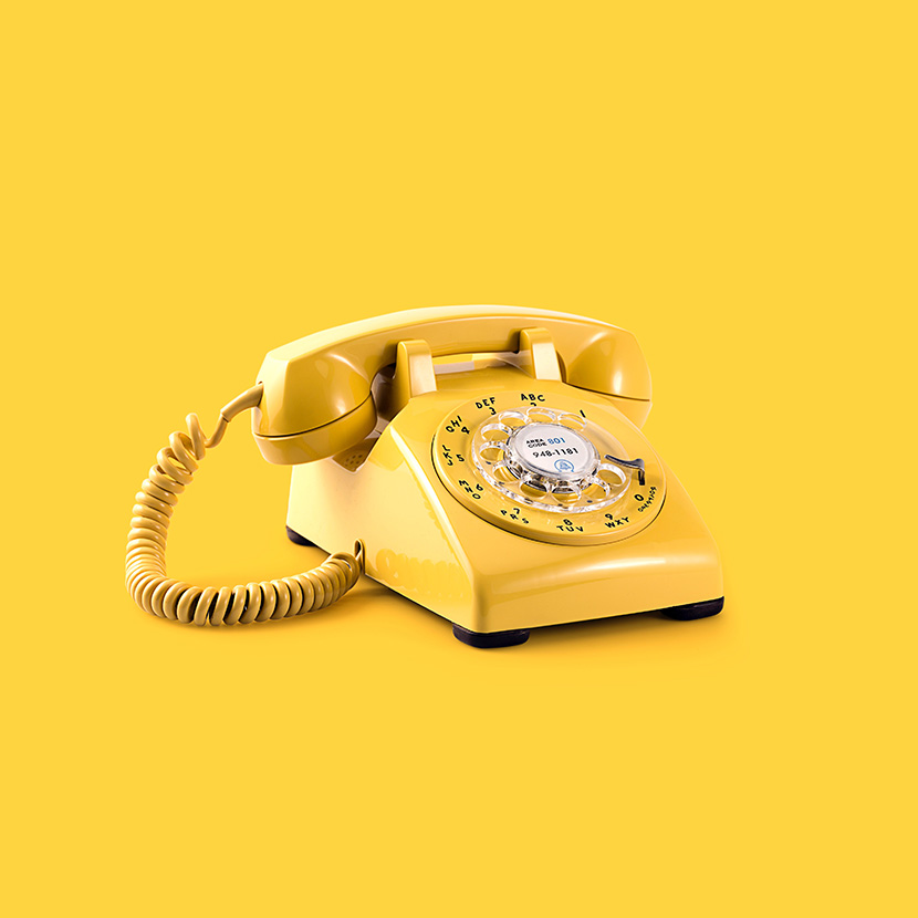 黄色的老式拨号电话