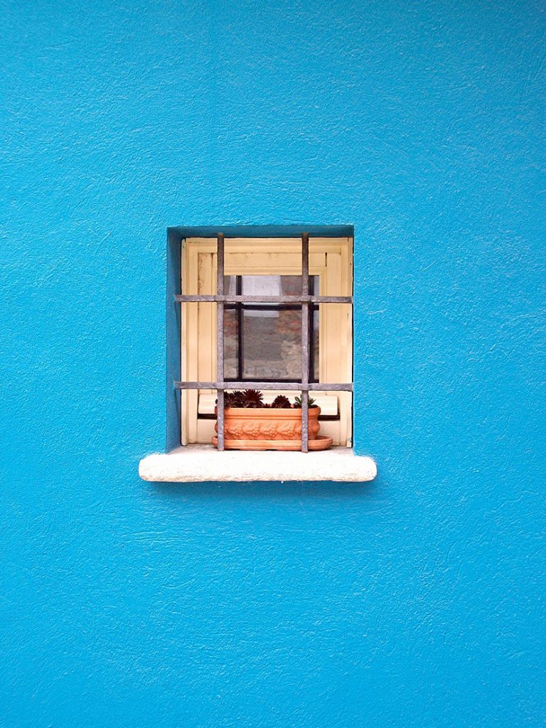 蓝色墙面上的一扇小窗户