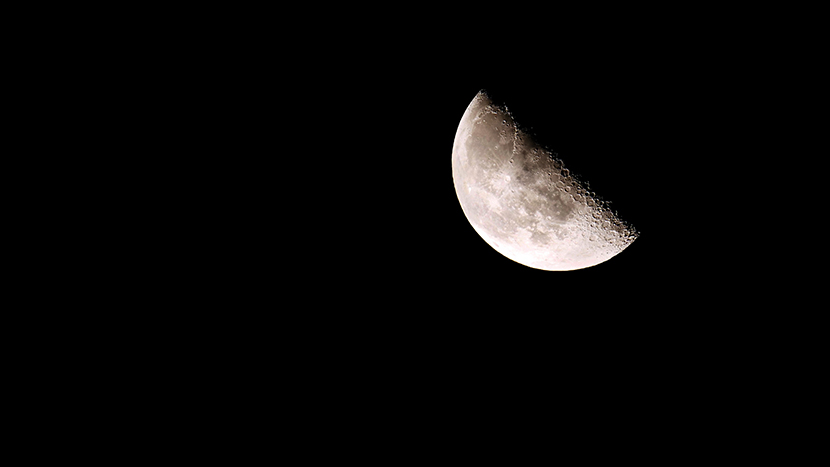 黑夜中的月亮