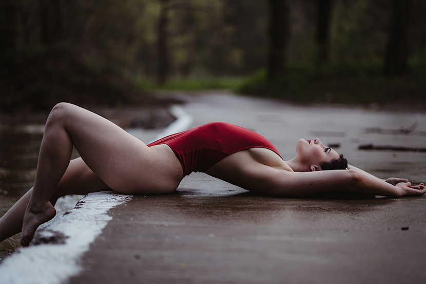 躺在马路上的性感泳装美妇