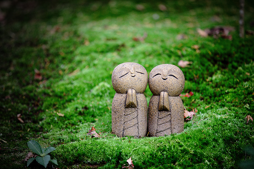 苔藓上的两个小和尚石雕玩偶