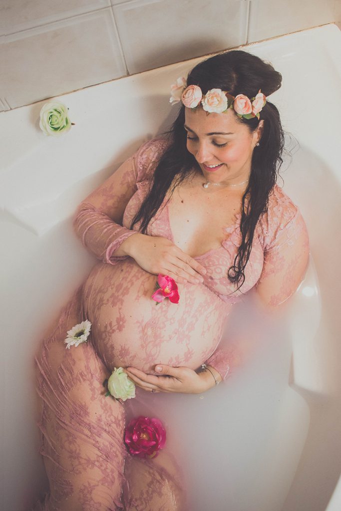 坐在浴缸里的性感胖孕妇