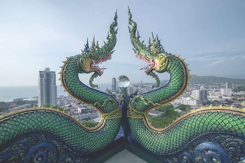 泰国的双龙雕像