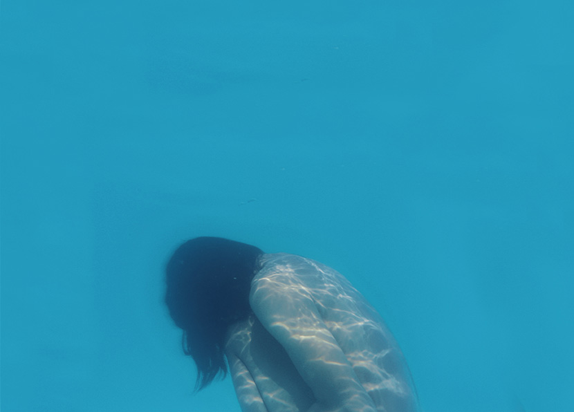 蹲在水底的妇人