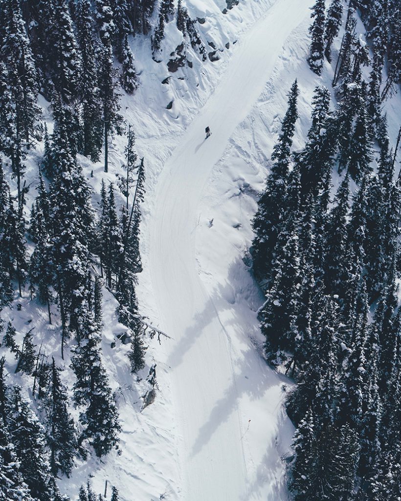 雪山森林高山滑雪雪道