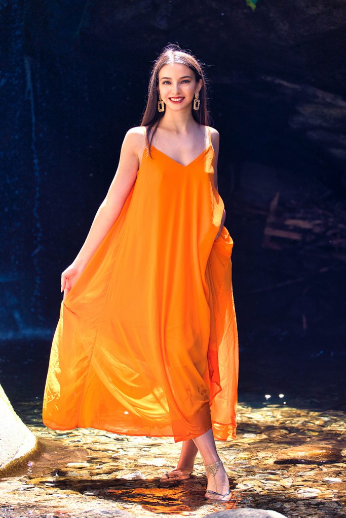 橙色连衣裙的女模特