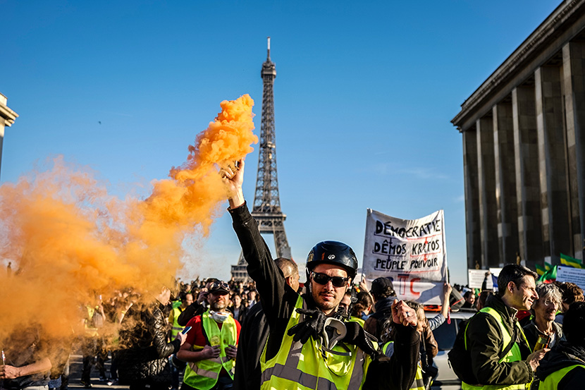 发生在法国巴黎铁塔下的示威骚乱