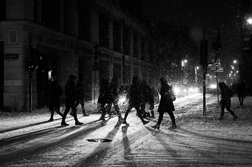 都市深夜黑白照下雪天行走中的人们