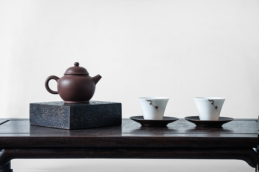 紫陶茶壶和陶瓷茶杯