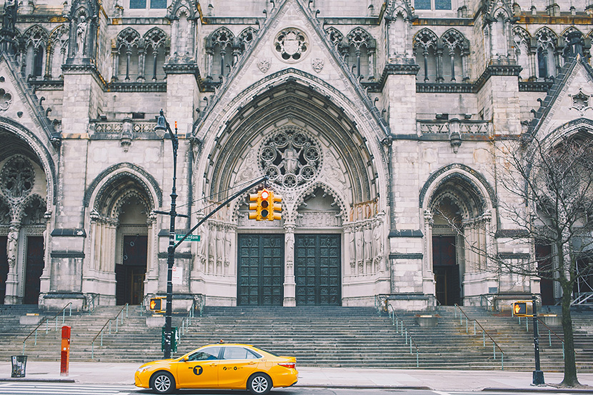 欧洲古典建筑前的黄色出租车