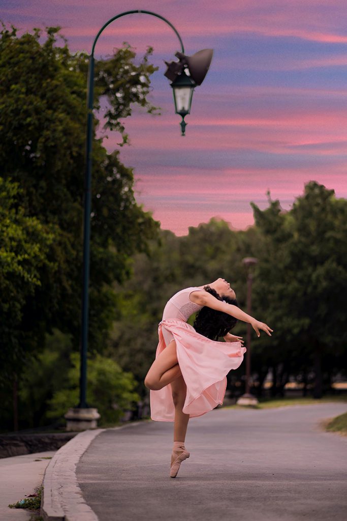 在小区路面上跳芭蕾的少女