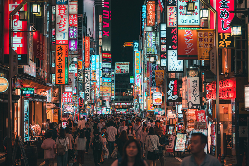 日本热闹的都市霓虹灯闪烁