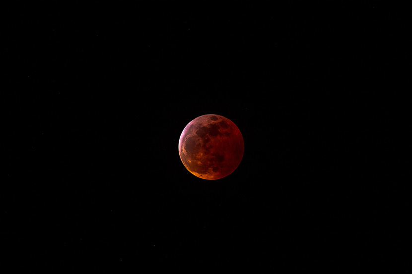 黑夜里的红色月亮