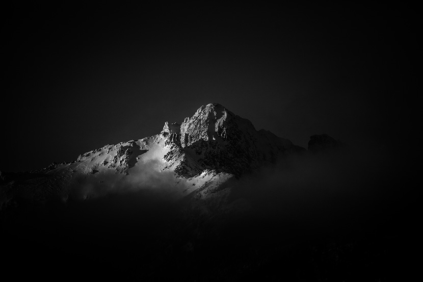黑夜中的雪山山峰