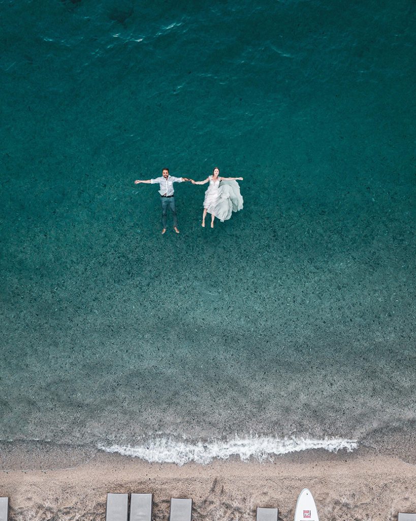 海滩浅海上漂浮的情侣