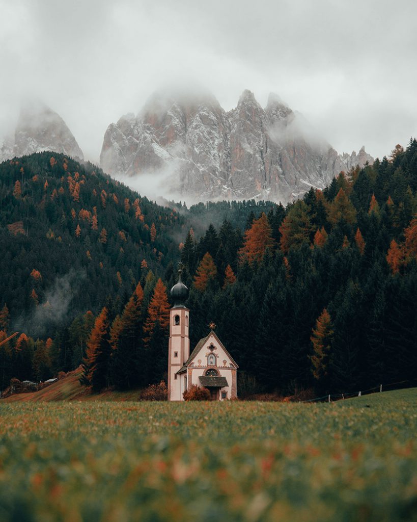 雪山森林下的一个小教堂