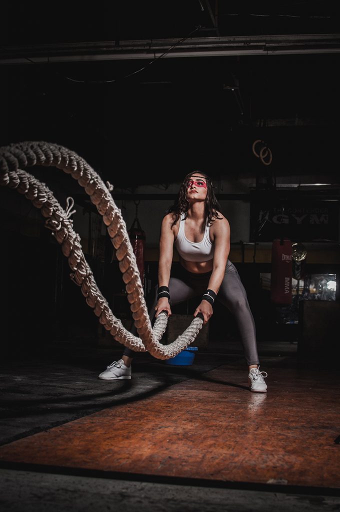 在健身房玩绳子的女人