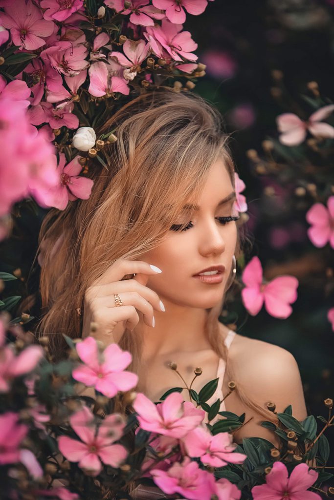 粉色鲜花背后的美少女