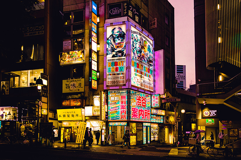 日本东京涉谷街头夜景霓虹灯下的无料案内所
