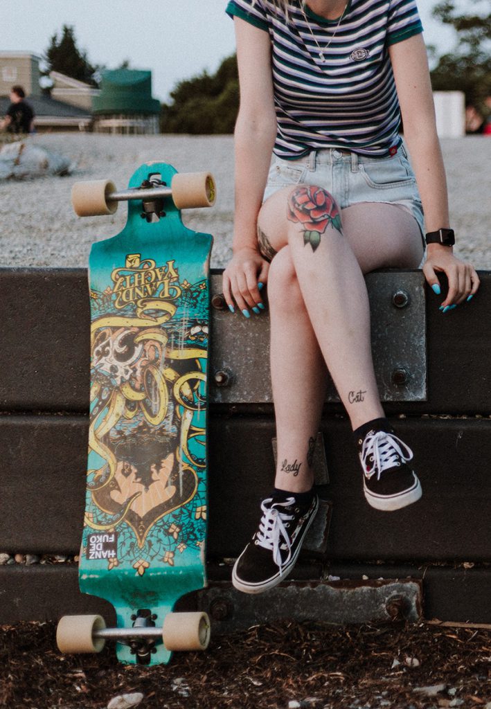 玩滑板的纹身少女