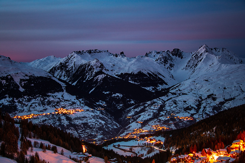 阿尔卑斯雪山下的小镇灯火通明