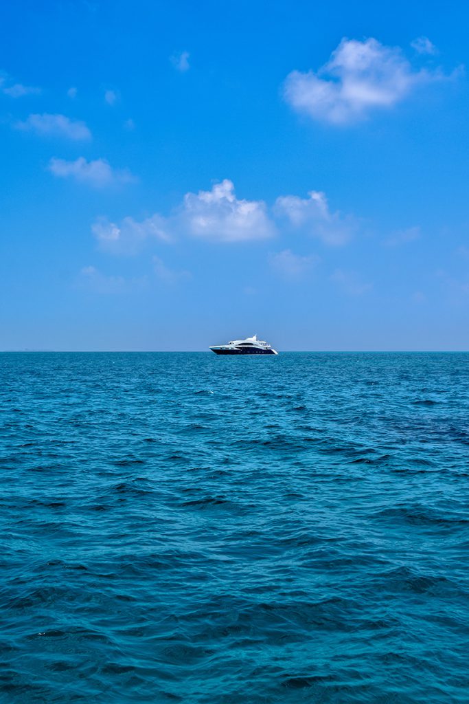 大海蓝天中的白色游艇