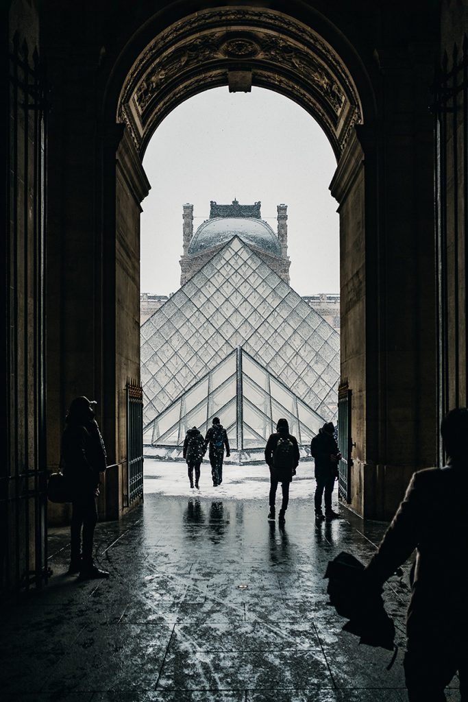 卢浮宫前的玻璃金字塔